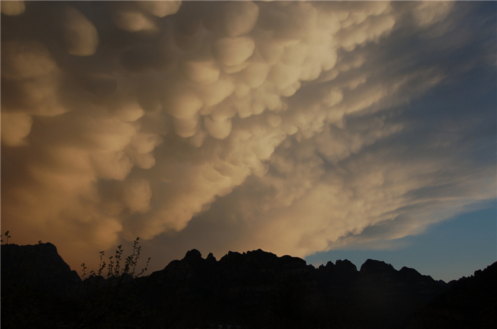  p>乳状云,又称"乳状积云","乳房云",是自然界的一个奇观.