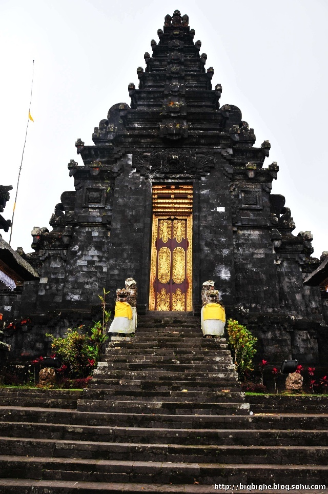 布撒基寺(besakih)位于巴厘岛的东北部,海拔