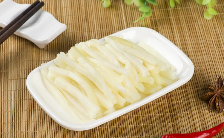  p>清水笋以优质鲜冬笋为原料,经过近十道工序加工生产清水笋罐头获得