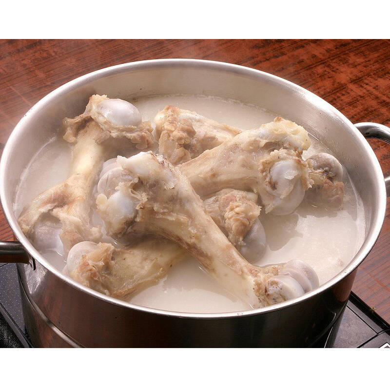 汤底原料:牛筒骨一根,姜一块,花椒十粒左右,干辣椒4个. /p>