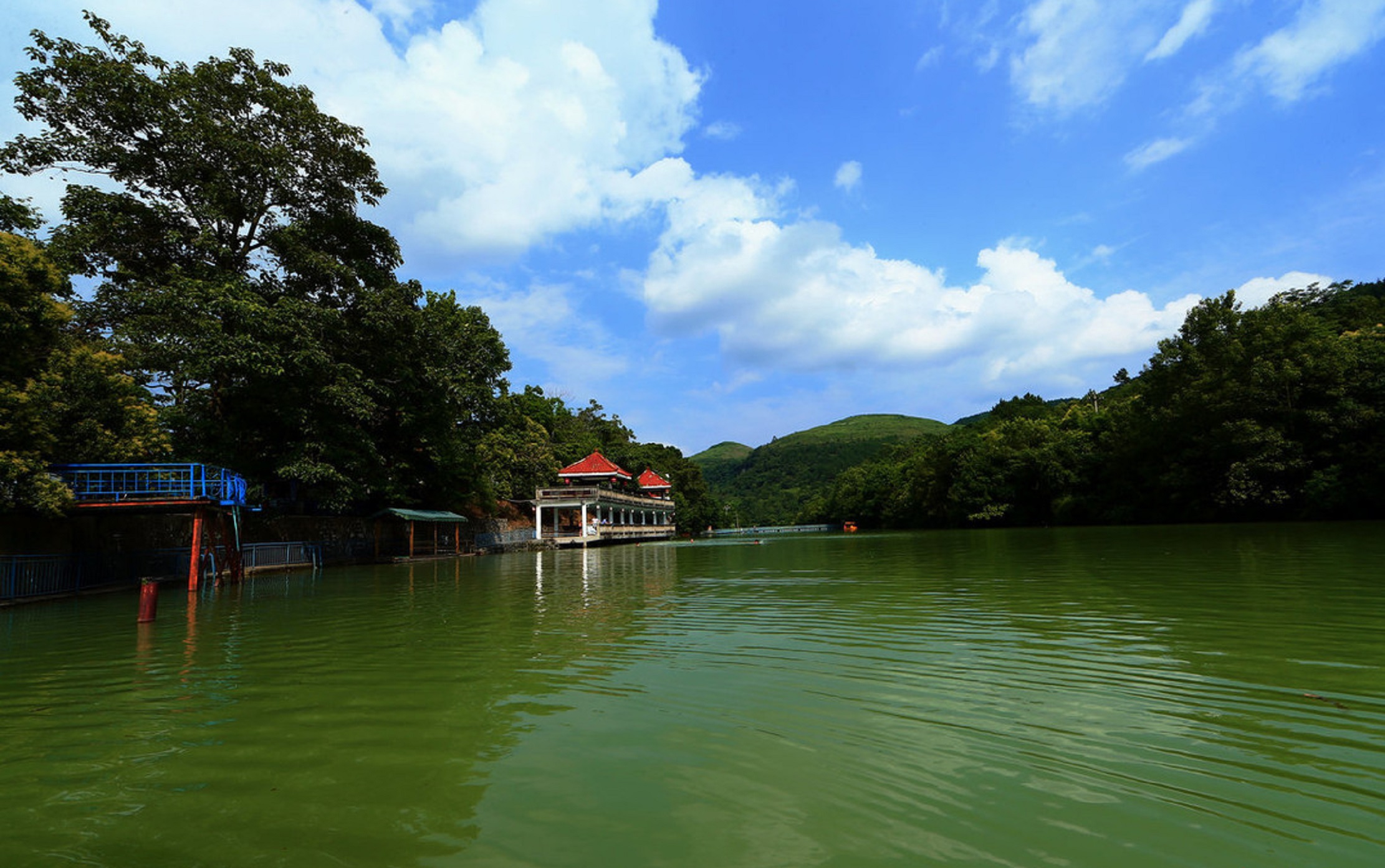  p>金翠湖坐落于 a target="_blank" href="/item/贵阳市/6085276"