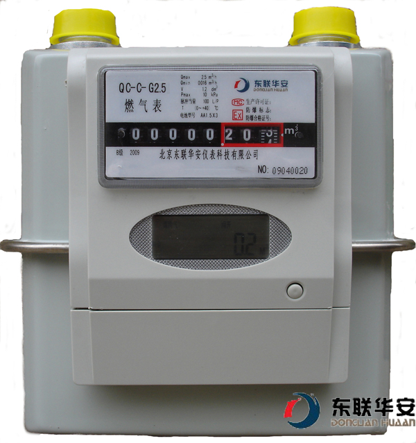 p>燃气表的外面只能看到小玻璃窗里有个带数码的滚轮,滚轮上也有七位