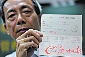  p>办理变更户主不需要户口本中所有成员的同意,在你办理户口迁出时