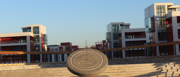  p>榆林市第一中学(简称:榆林一中)是陕西省级普通高中示范高中,陕西