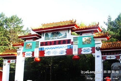  p>小兴安岭植物园坐落于黑龙江省伊春市伊美区北山,从市区乘车10分钟