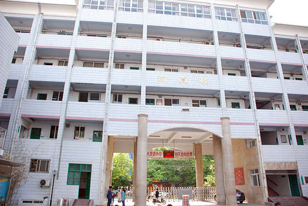 ">新乡市外国语小学建于1950年,位于新乡市文化街114号,学校环境优美