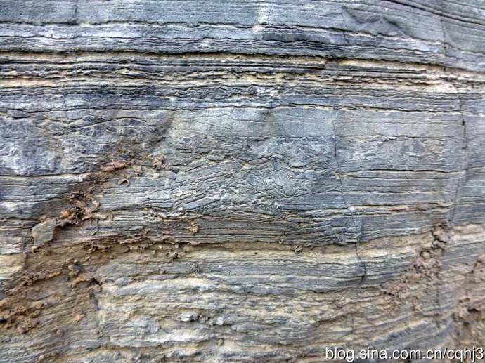  /a>,有的岩性尚坚硬,但由于风化影响或裂隙节理密集而成为软弱岩层