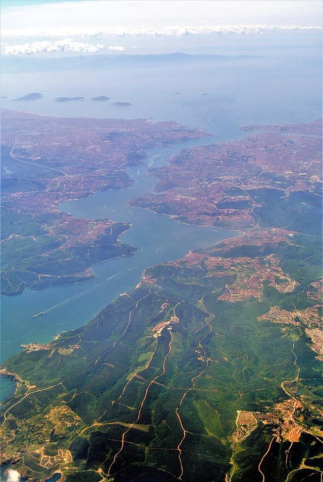 马尔马拉海峡和博斯普鲁斯海峡组成的连接黑海和地中海的通道