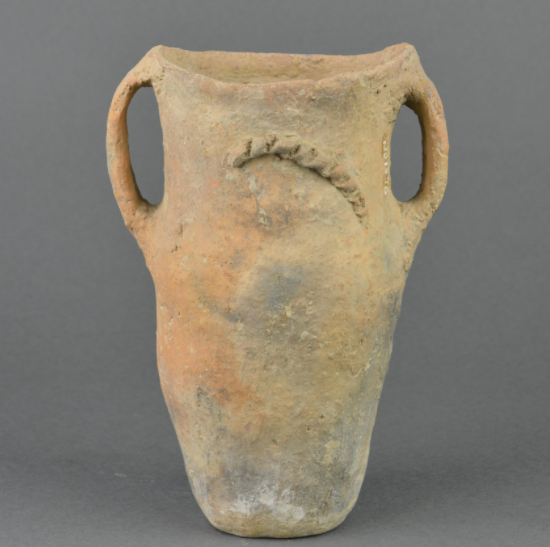  p>寺洼文化夹砂红陶马鞍口双耳罐是青铜时代的文物,现收藏于平凉市