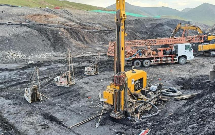  p>柴达尔煤矿位于青海省海北藏族自治州刚察县热水镇. /p>