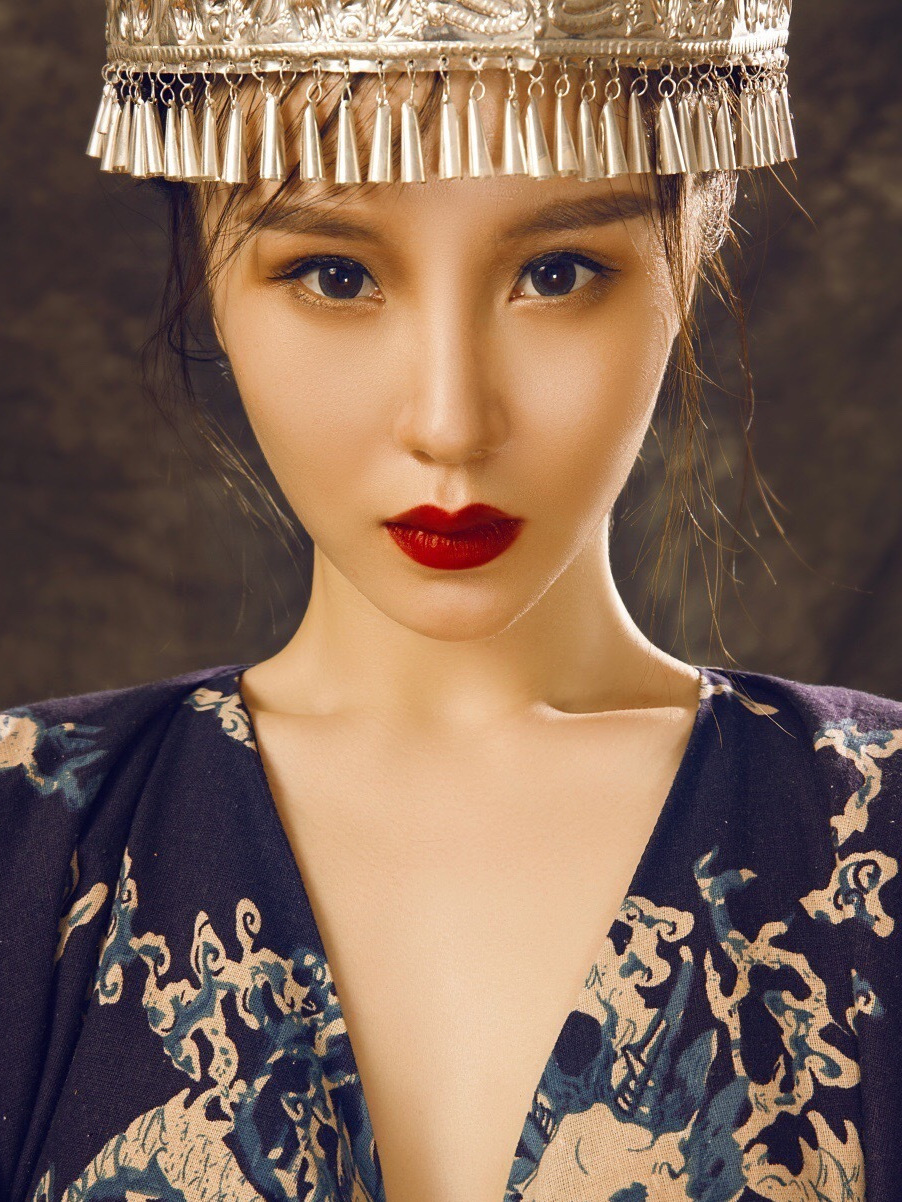  p>曹雪,10月5日出生,中国内地女歌手,毕业于辽宁省戏曲艺术学院 b>.