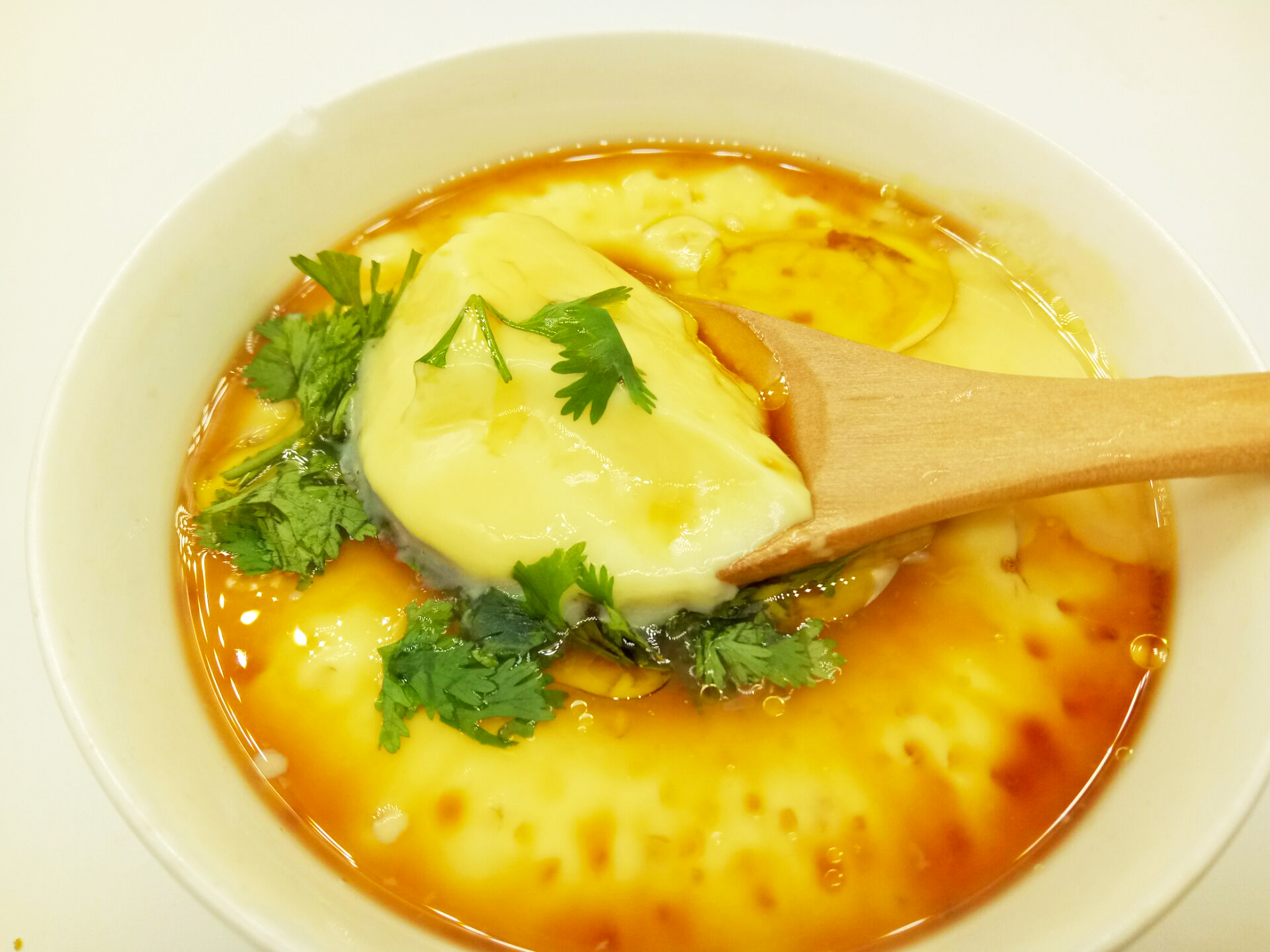  p>鸡蛋羹是用鸡蛋制作的一道 a target="_blank" href="/item/家常菜