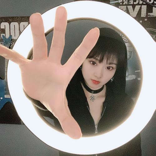  p>《点亮那束光》是由谢欣然作词,作曲,谢欣然演唱的 a target="