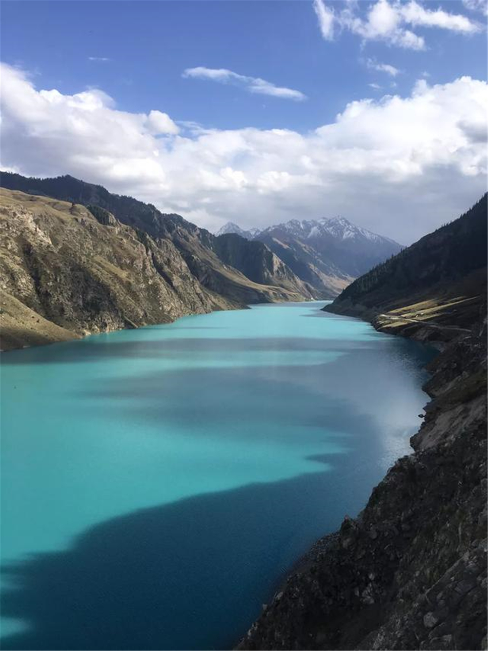 由于湖中含有大量的碳化钙,所以一年之中湖水总要呈现三种颜色.