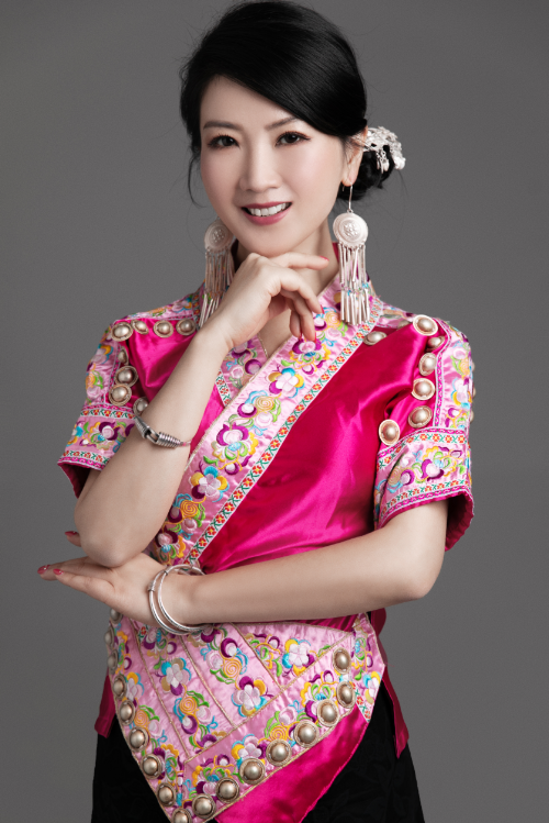 苗族女歌手,第八届中国西部民歌大赛银奖获得者,贵州省黔东南州黄平县