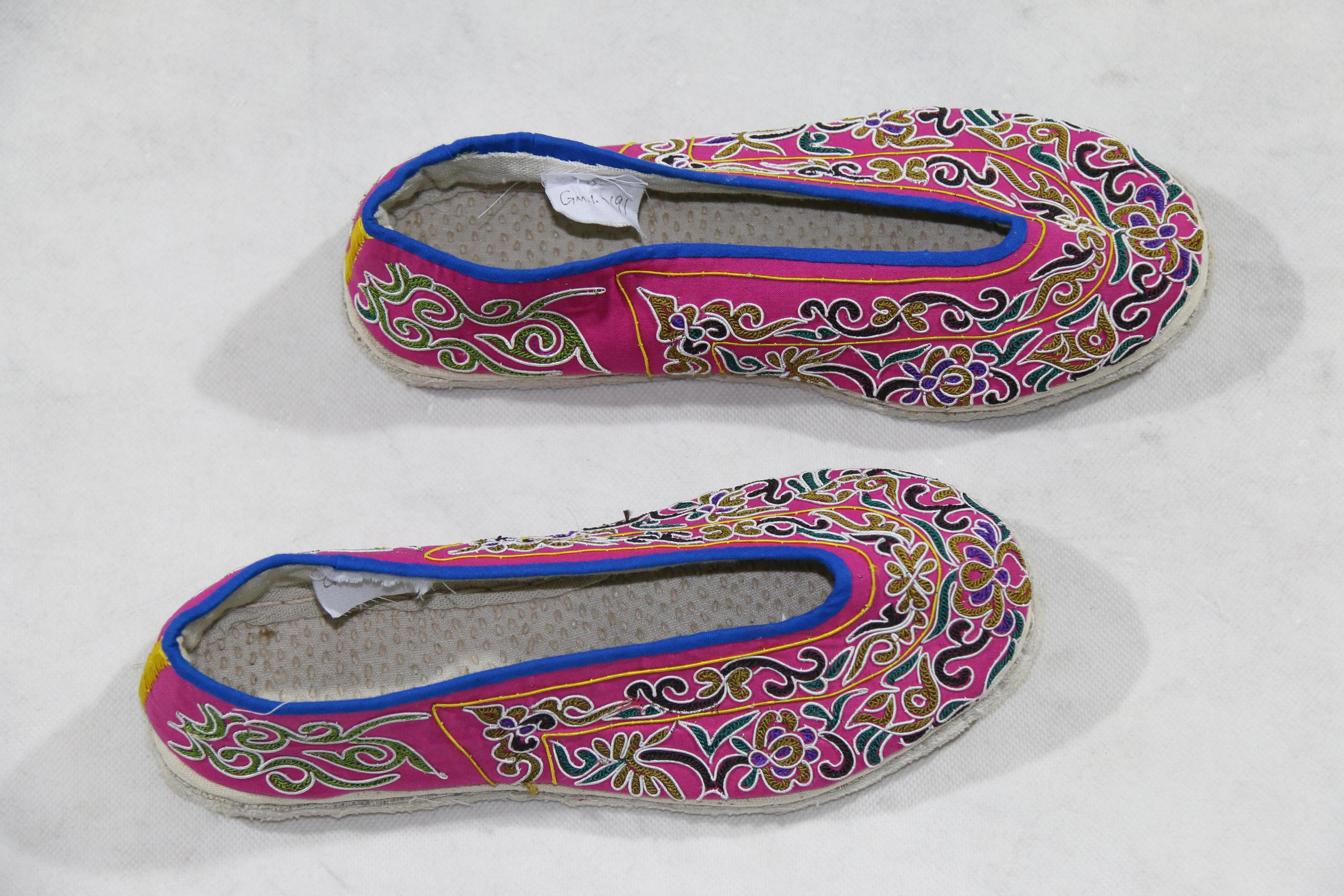 当代三都水族马尾绣花草纹布鞋