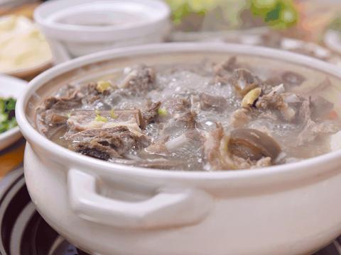  p>海参炖羊肉是一道菜品,主料是海参,羊肉. /p>