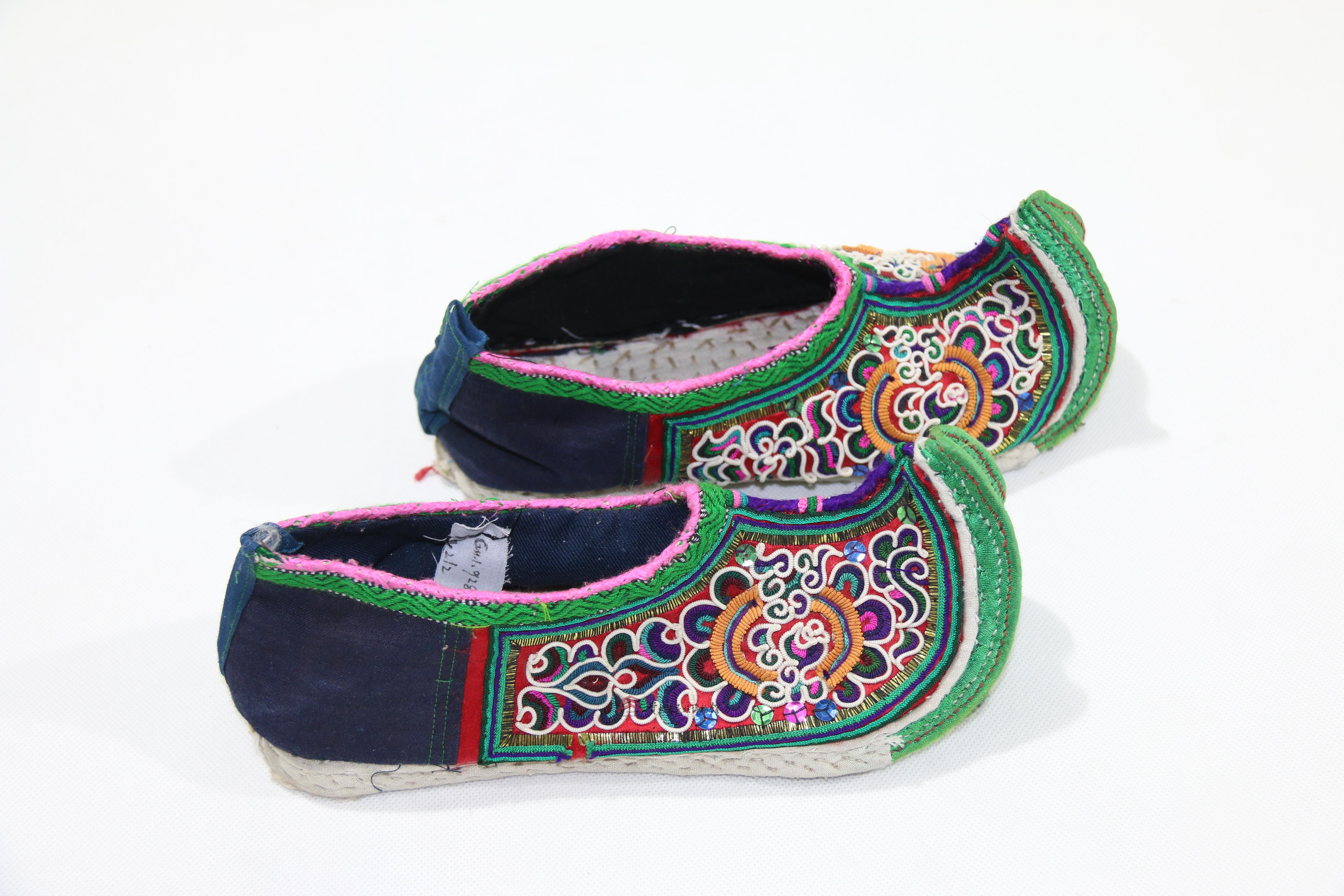 尚重侗族缠绣龙纹翘鼻布鞋