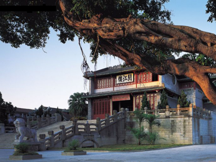 市博物馆(叶挺独立团团部旧址纪念馆),位于广东省肇庆市端州区江滨
