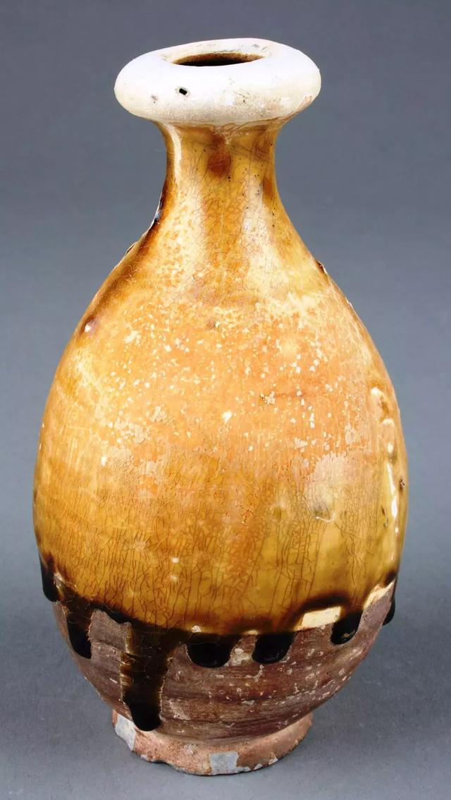 中国古美術　中国古陶磁器　唐時代末期頃　越州窯　黄釉　丸形　小壺　花入　茶道具 黄釉执壶- 故宫博物院