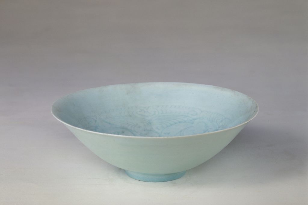  p>宋景德镇窑青白釉刻花婴戏纹碗是宋代景德镇窑烧制瓷器,藏于北京