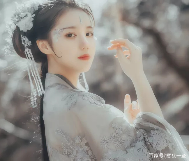 空间：她穿成古代病弱丑女，随身空间在手，做小厨娘带家人共致富_百科TA说
