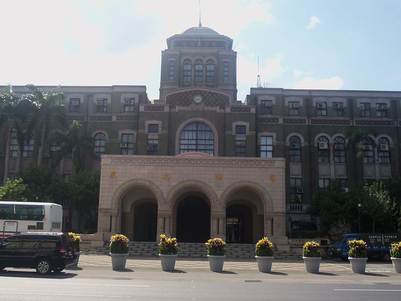  p>"司法院"为台湾地区最高"司法机关",掌理解释权,审判权,惩戒权