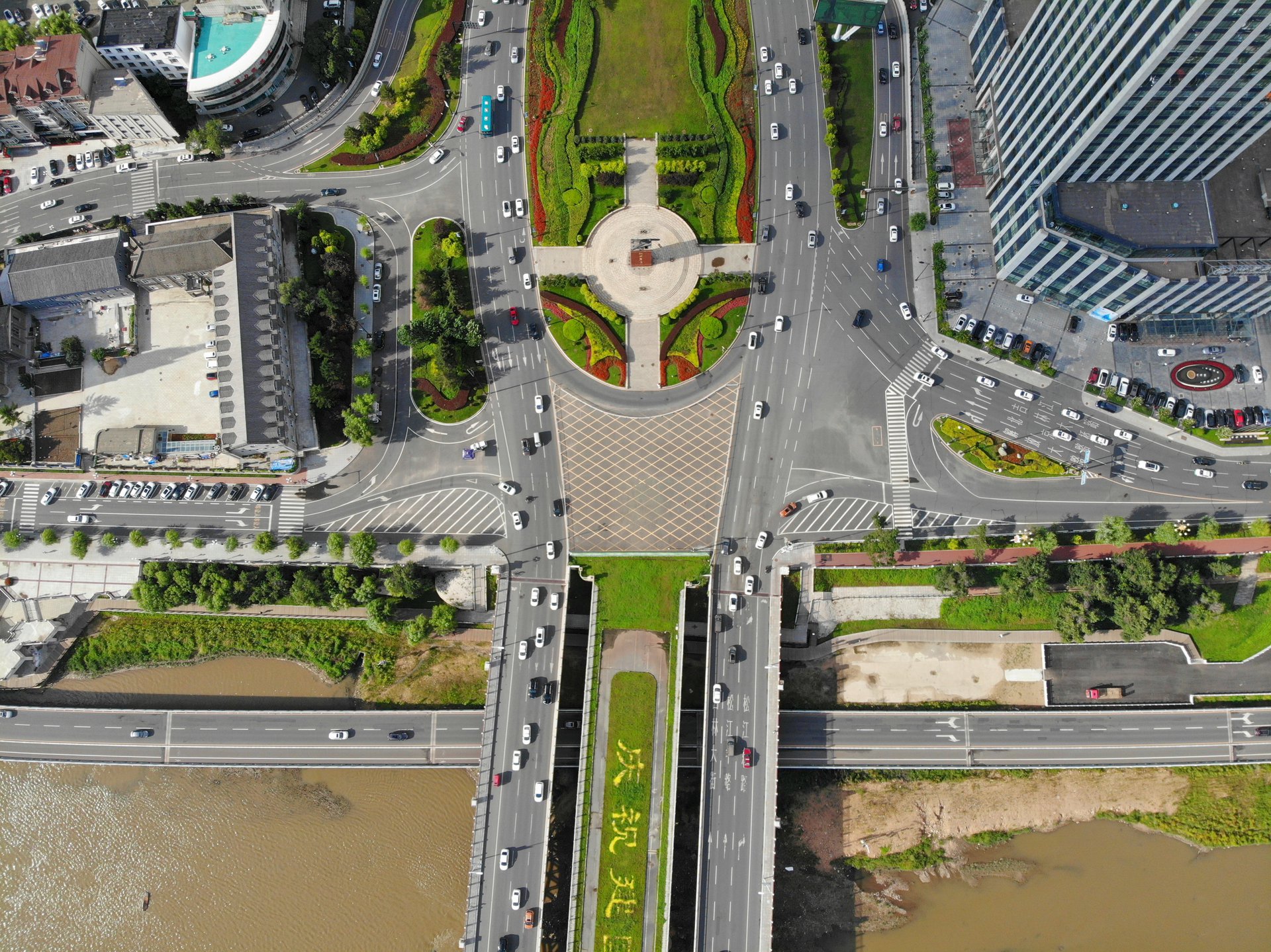  p data-id="gnfiyka7kx">江城广场,位于吉林省吉林市的吉林大桥北侧