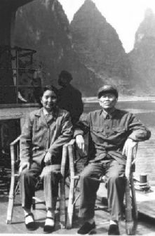 1978年邓华夫妇在广西桂林