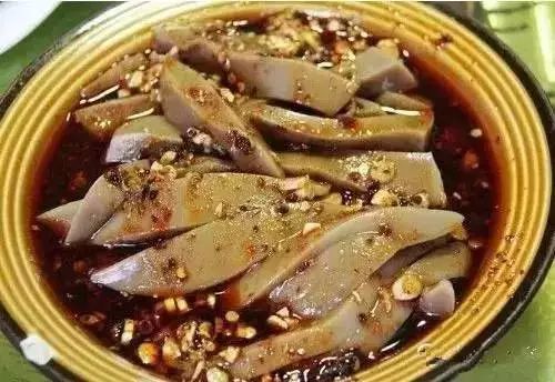 洛南的一些高档饭店里,有一道商洛传统风味小吃橡子凉粉很受人们的
