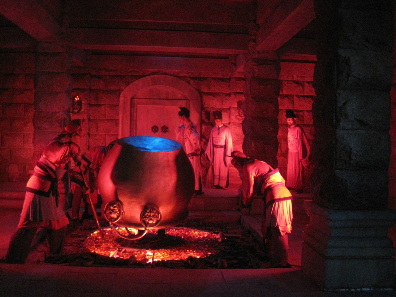  p>北京十三陵明皇蜡像宫(简称明皇宫)于1994年8月开业,是展示中国