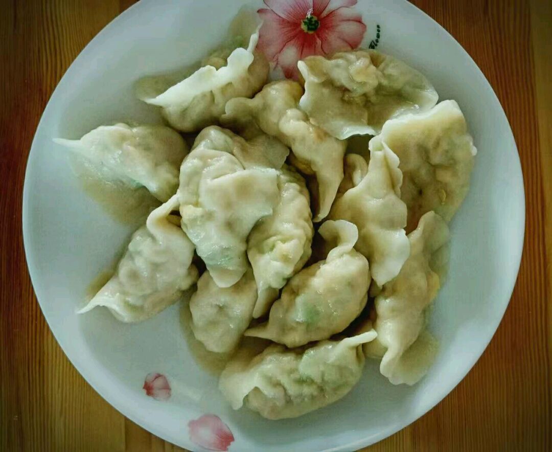 p>猪肉葫芦瓜水饺是一道菜品,主料有猪肉,葫芦瓜等,配料是葱,姜,香菜
