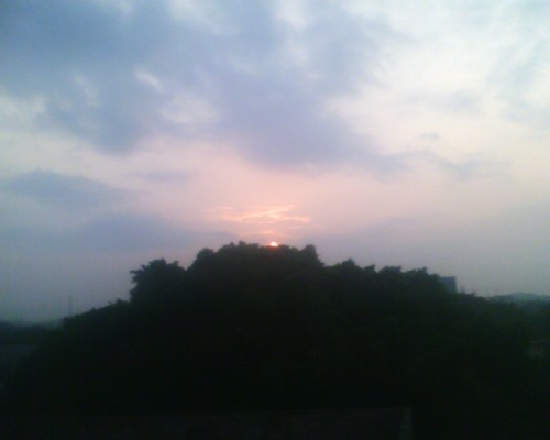 管陇村位于位于广东省汕头市澄海区莲下镇西北部,南峙山南侧,区域