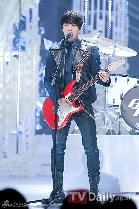  p>郑容和(jung yong hwa),1989年6月22日出生于韩国首尔,后随父母