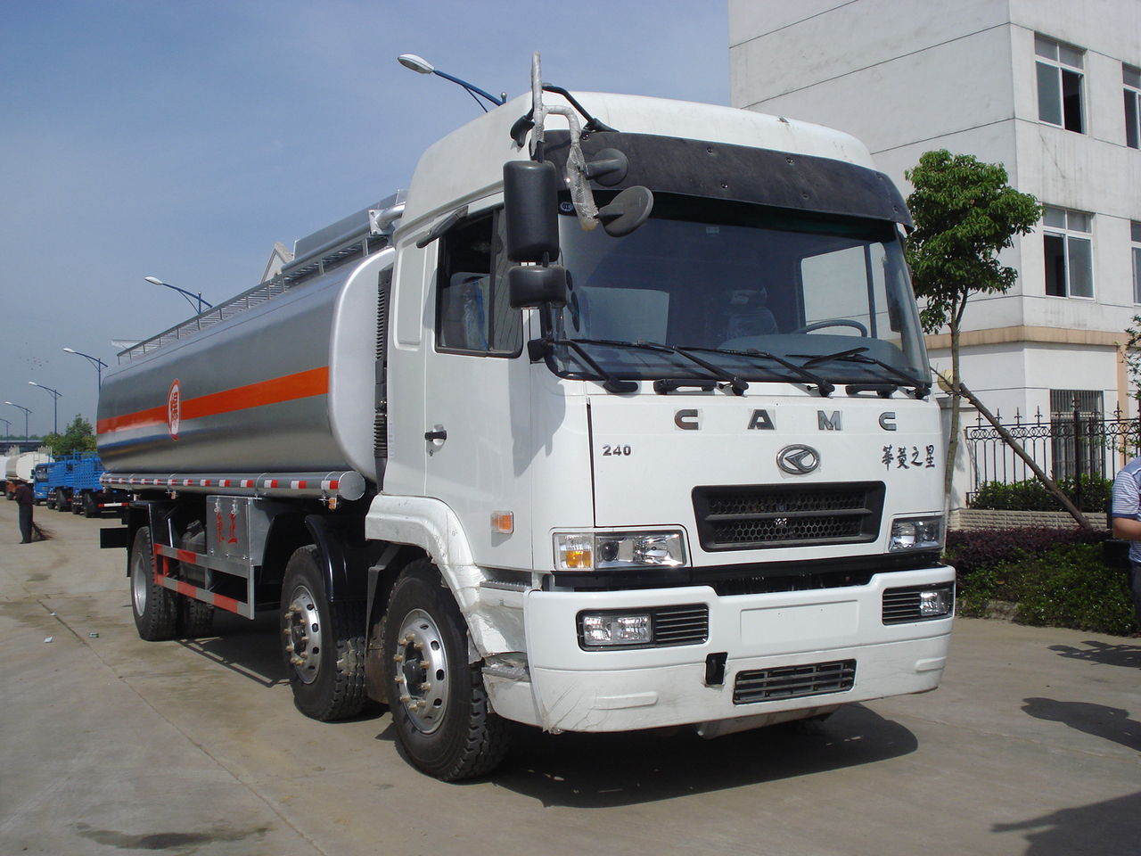 华菱小三轴油罐车