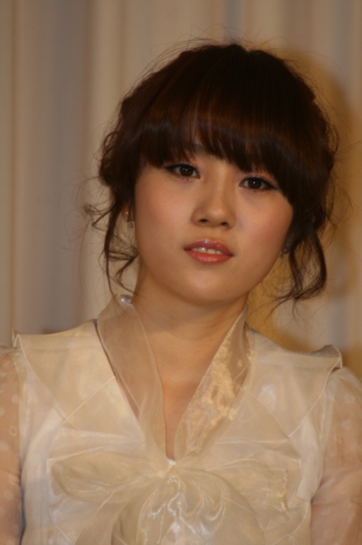  p>李秀英,1979年4月12日出生于首尔,韩国民谣女歌手.