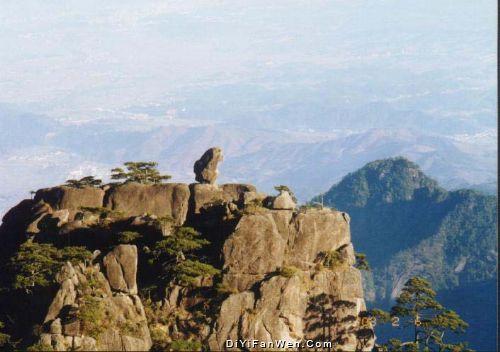  p data-id="gnx0kl0l62">松鼠跳天都为黄山耕云峰上一巧石,酷似活泼