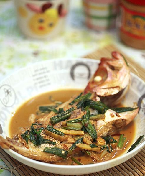 把大眼鸡一条,去皮去肚洗净,起油锅,猛火煎至两面金黄.