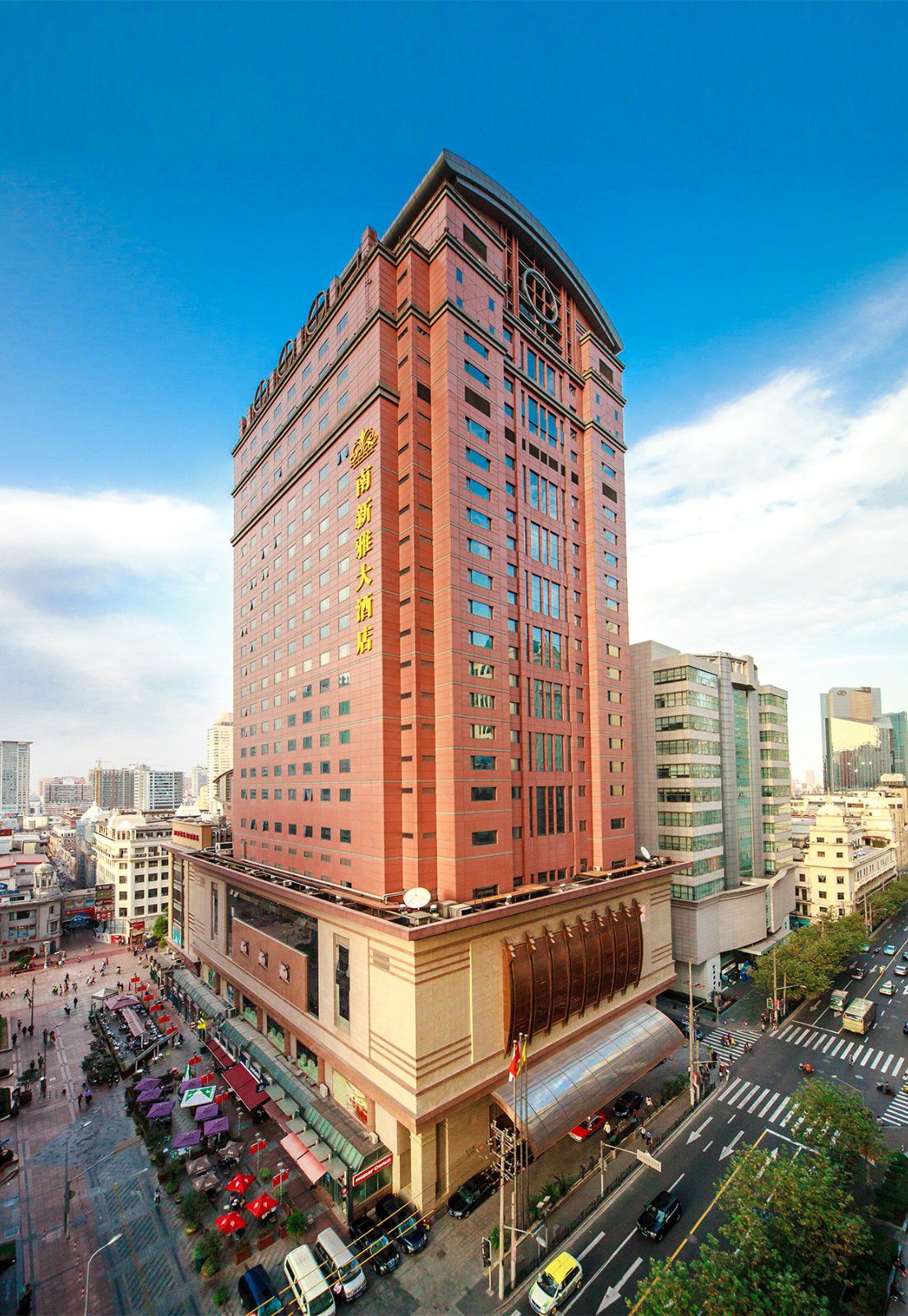  p>上海南新雅大酒店位于上海最繁华的金融,商业,购物区南京东路步行