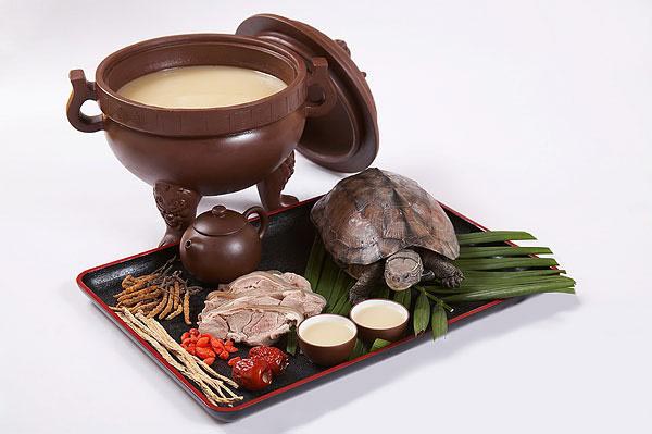  p>万寿羹又名龟鹤延年汤,是一道湖北荆门的传统特色名吃.