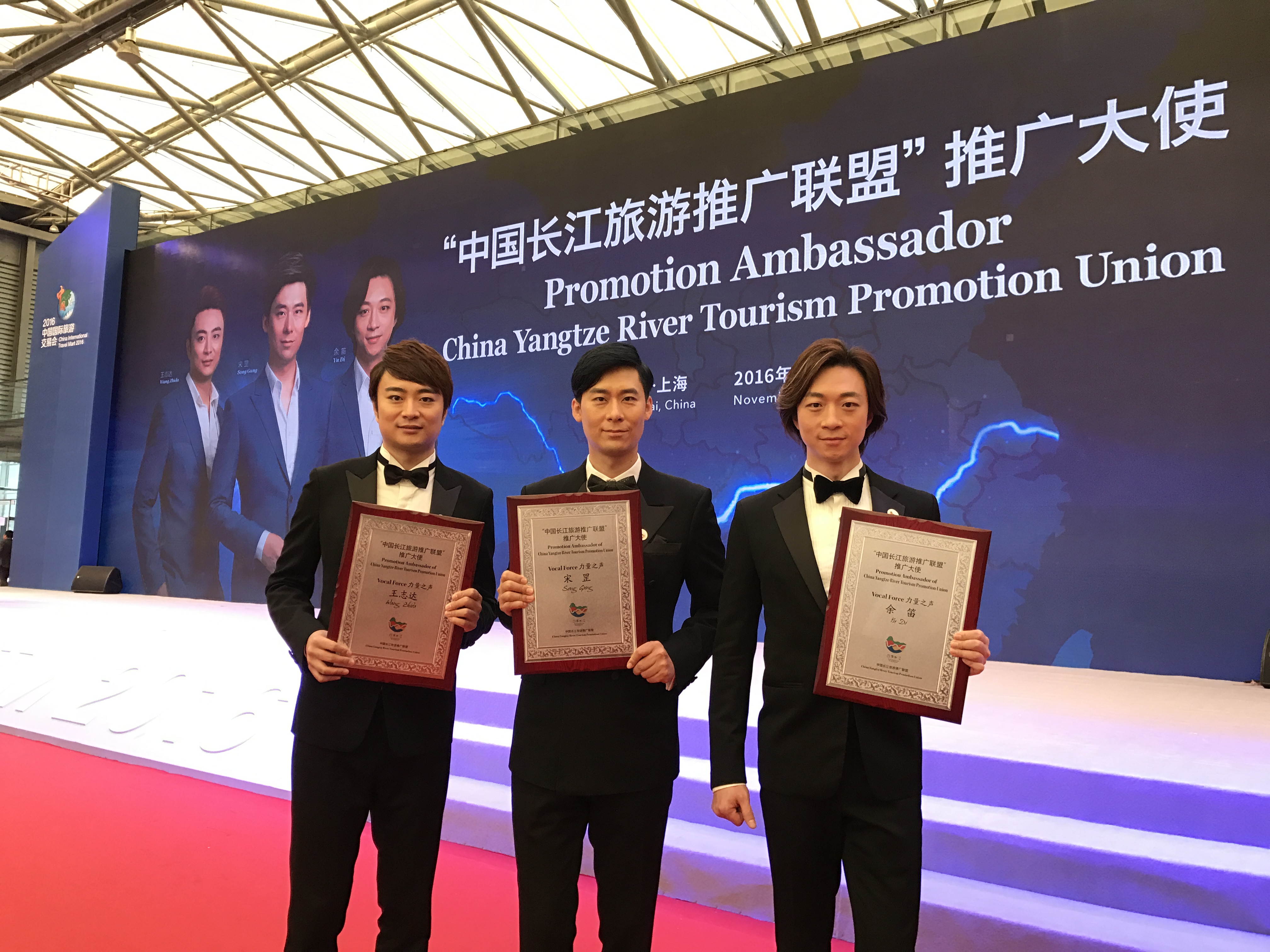 由宋罡,余笛,王志达三位高校声乐教师组成