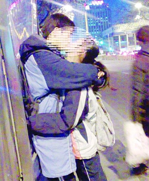 更令人瞠目的是,两名学生的接吻照不经任何处理