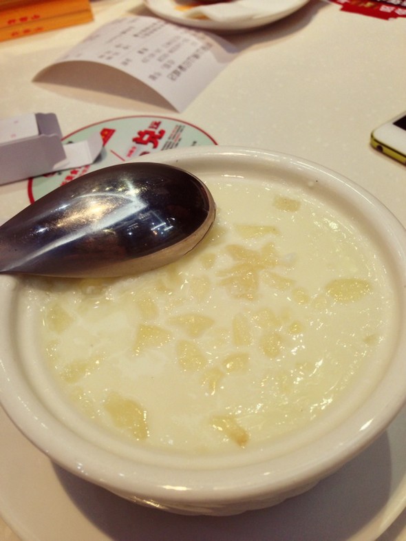  p>鲜奶炖蛋白是一道由牛奶,蛋清,苹果,冰糖等做成的美食. /p>