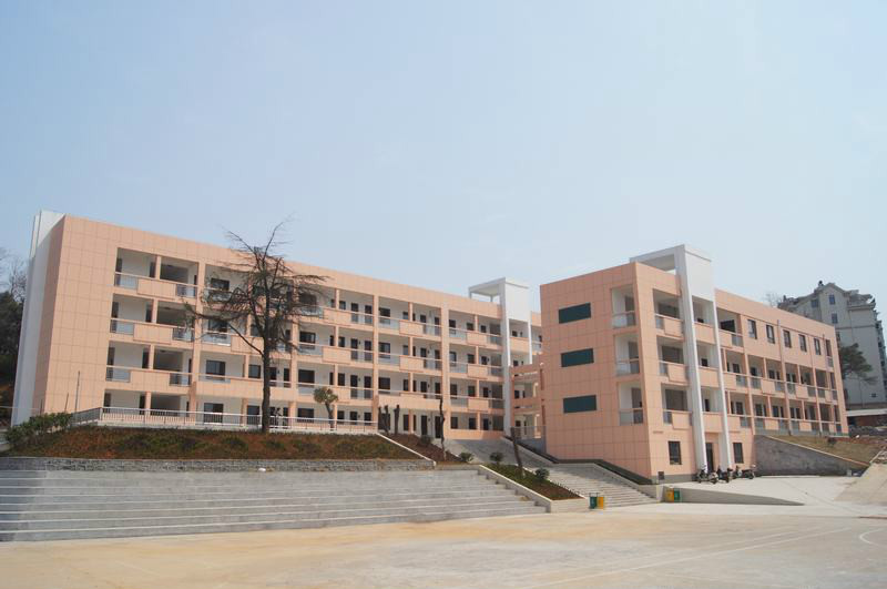  p>铜陵市第十五中学是1999年成立的一所全日制完全中学,是基础教育