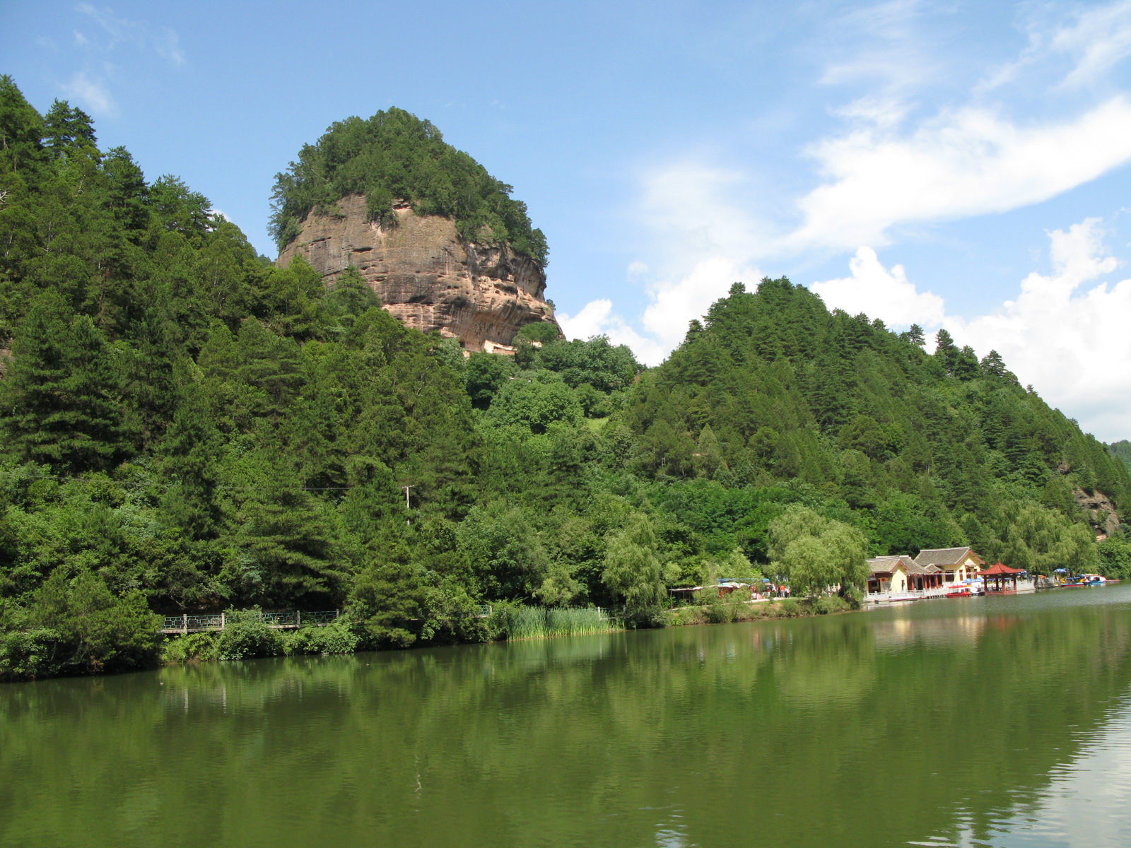  p>仙人崖位于甘肃 a target="_blank" href="/item/天水麦积山风景