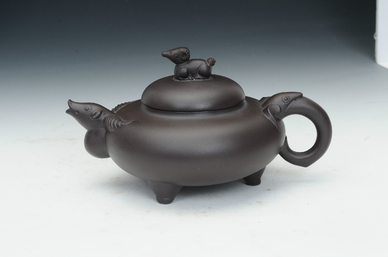  p>范丽静,国家工艺美术师,优秀青年陶艺家,范家壶庄成员,龙德堂艺术