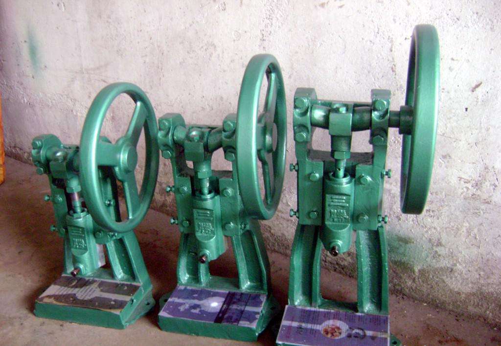  p>手动冲床,是对材料施以压力,使其塑性变形而得到所需要的形状与