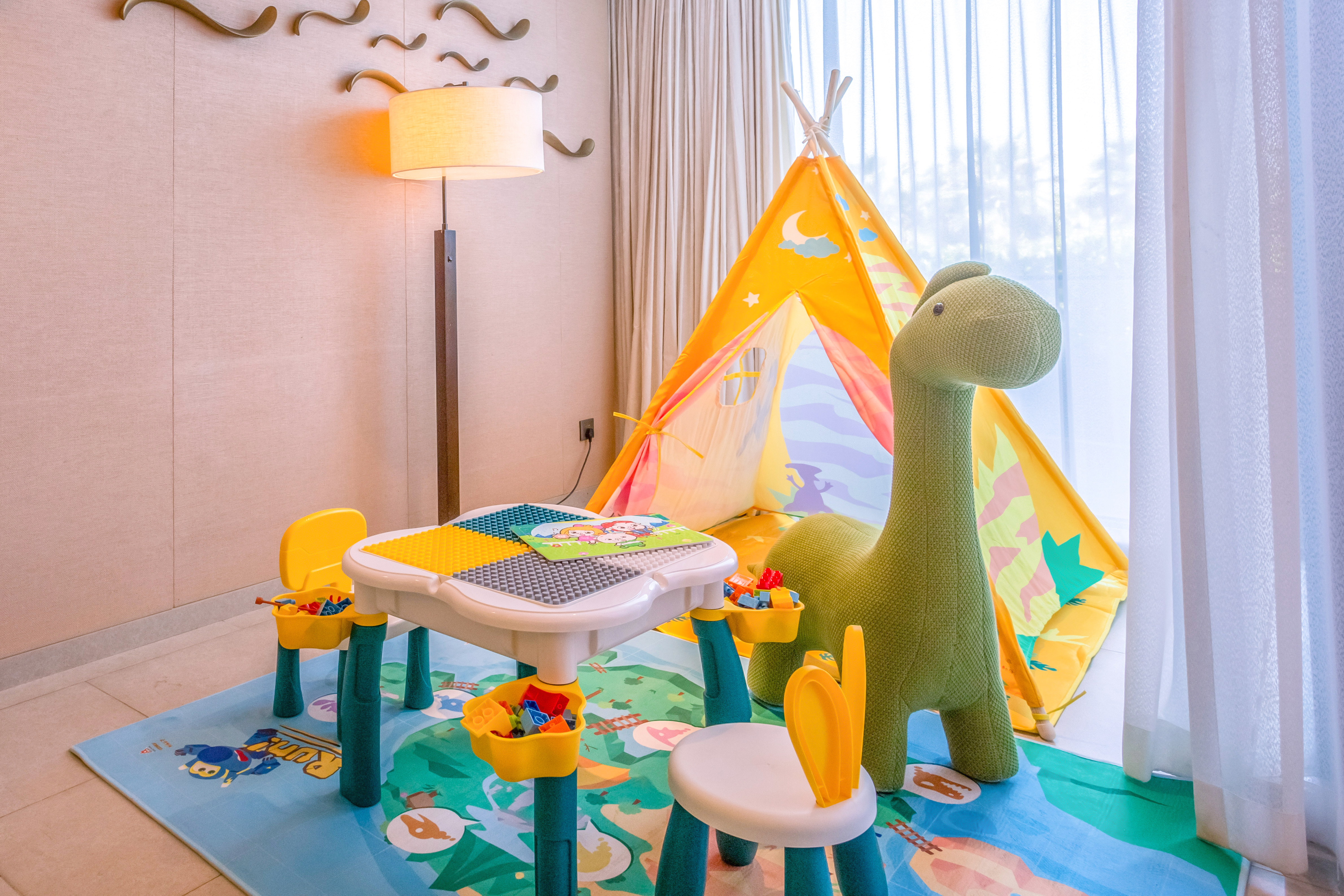 酒店由原酷芽亲子房品牌升级而来,是要出发周边游推出的亲子度假服务