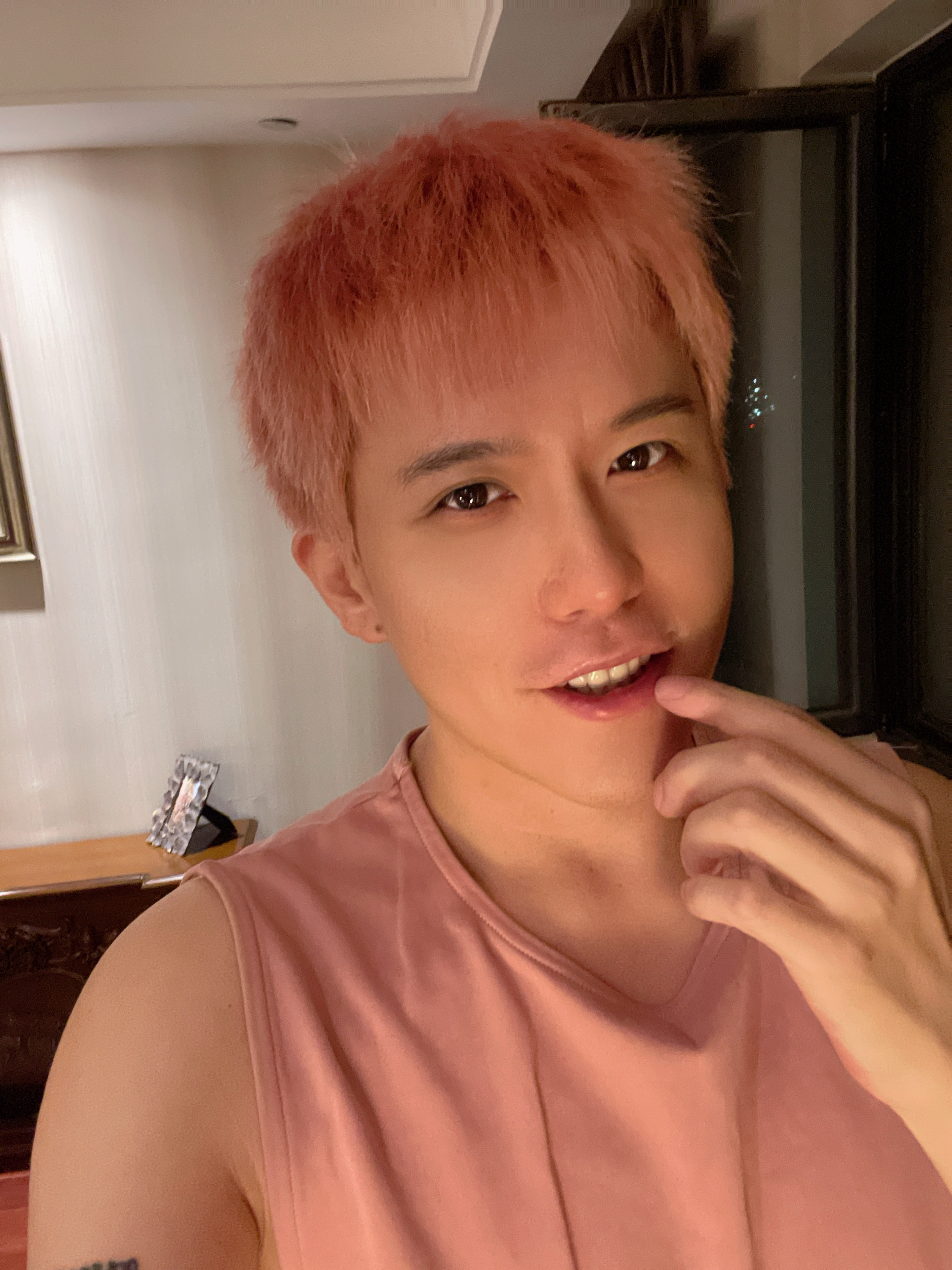  p>这么远那么近,本名贾文宇,1988年4月12日出生于山西省太原市,现居