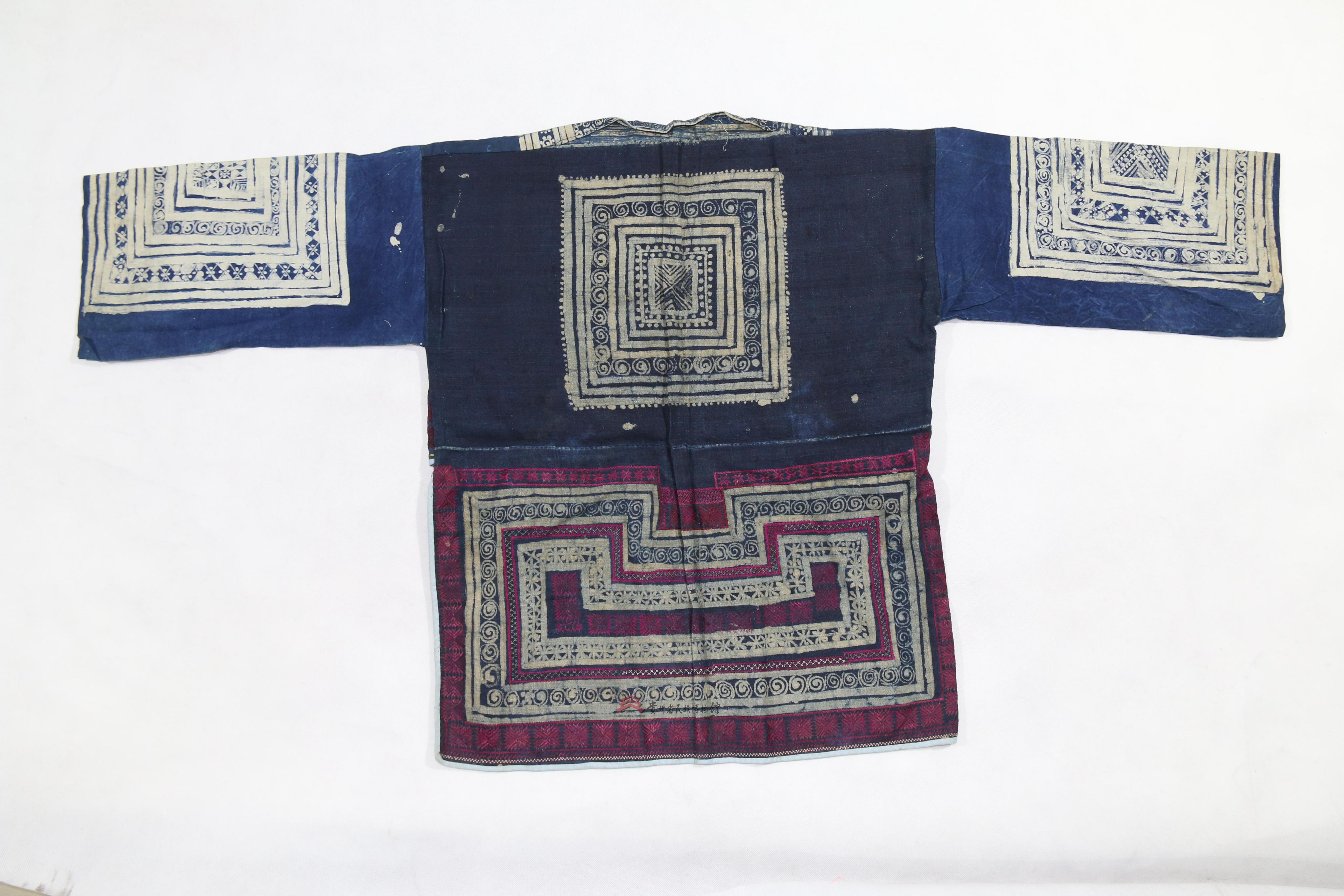 水城苗族蜡染挑花几何纹贯首衣